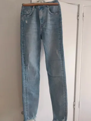 Pantalón vaquero desgastado