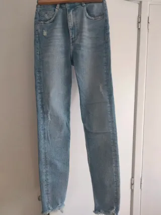 Pantalón vaquero desgastado
