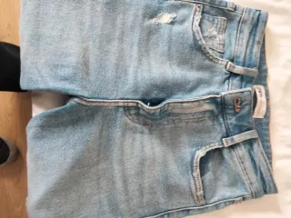 Pantalón vaquero desgastado