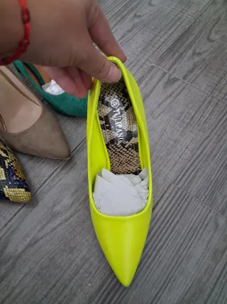 Zapatos de tacón neón con estampado serpiente