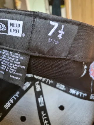 Gorra New Era 59FIFTY Negra y Roja