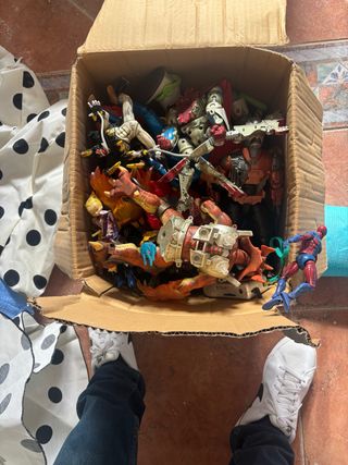 Caja de figuras de acción variadas