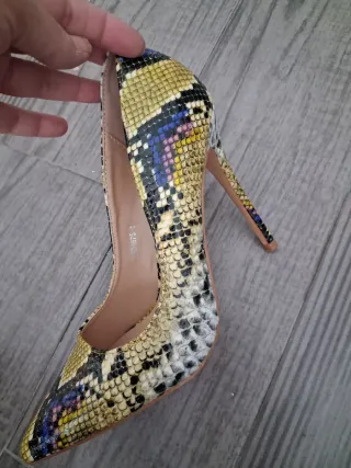 Zapatos de tacón estampado serpiente