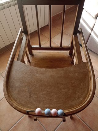 Trona antigua de madera