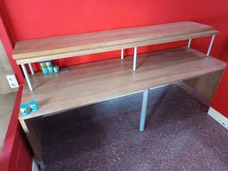Mesa de madera con balda metálica