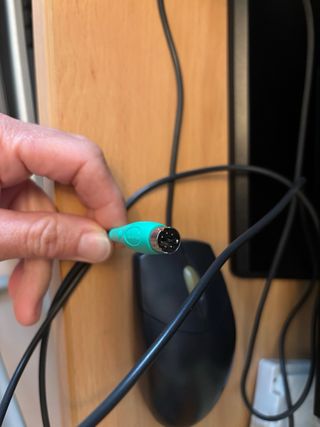 Ratón de ordenador negro y dorado