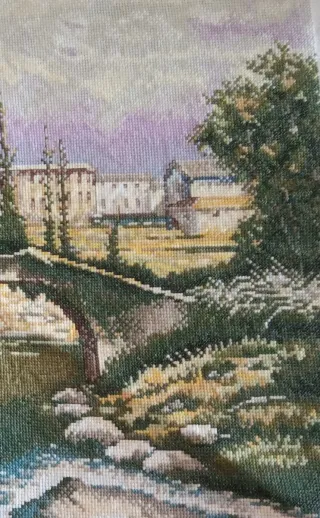Cuadro bordado pueblo junto al río