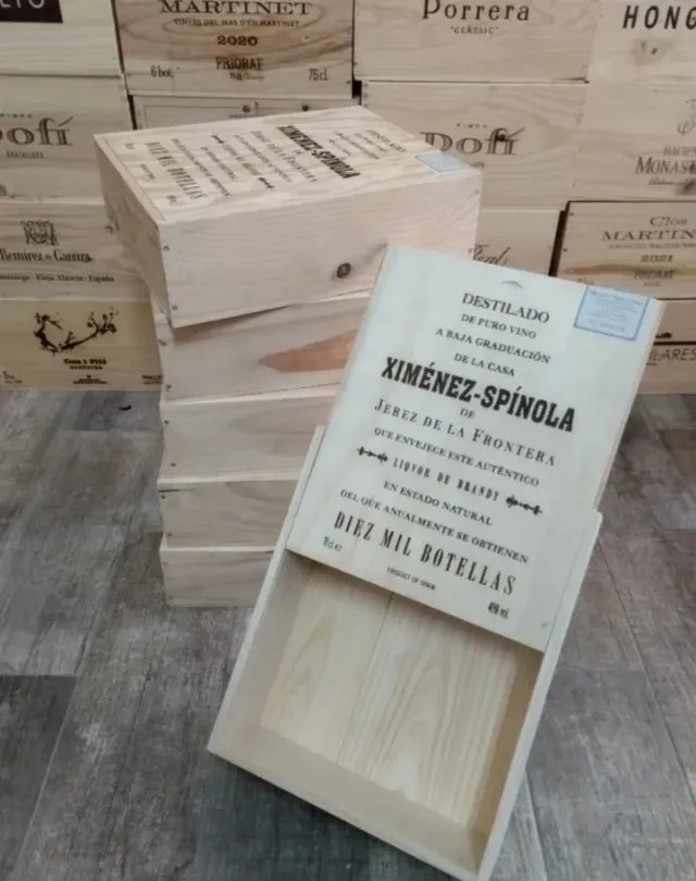 6 Cajas de madera con tapa corredera y asa.
