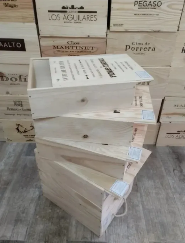 6 Cajas de madera con tapa corredera y asa.