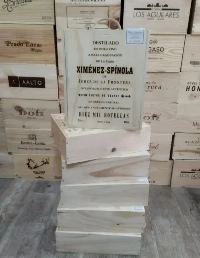 6 Cajas de madera con tapa corredera y asa.