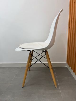 Sillas diseño Eames blancas y madera