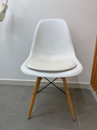 Sillas diseño Eames blancas y madera
