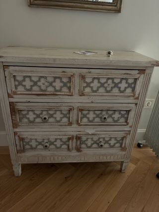 Cómoda de madera con detalles metálicos