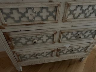 Cómoda de madera con detalles metálicos