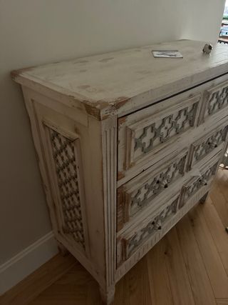 Cómoda de madera con detalles metálicos