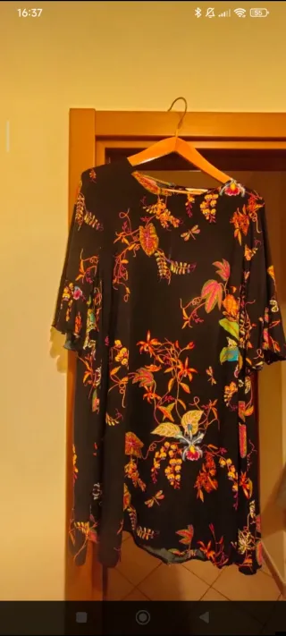 Vestito nero con stampa floreale