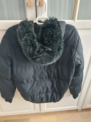 Cazadora negra acolchada