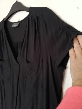 Blusa negra viscosa manga corta.