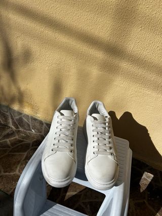 Zapatillas Alexander McQueen grises y blancas