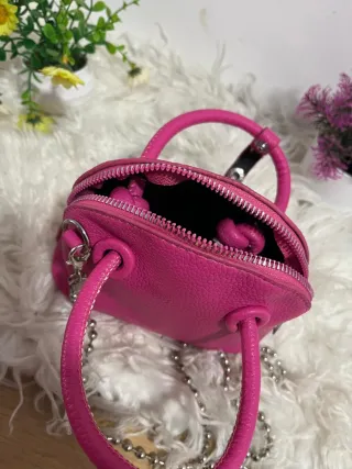 Bolso rosa con cadena plateada