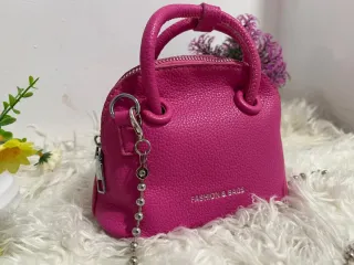 Bolso rosa con cadena plateada