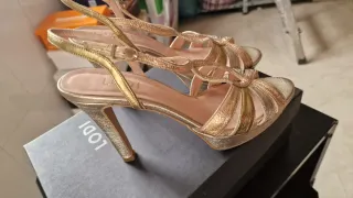 Zapatos de tacón LODI dorados y plateados