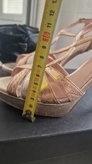 Zapatos de tacón LODI dorados y plateados