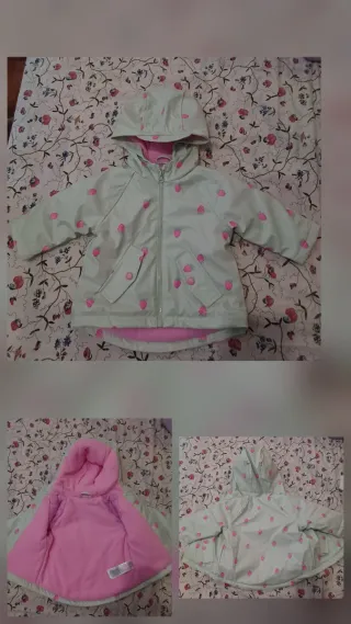 Abrigo niña fresas, impermeable  Talla 9/12 meses