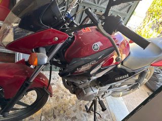 Yamaha YBR125 Naked Roja 2017