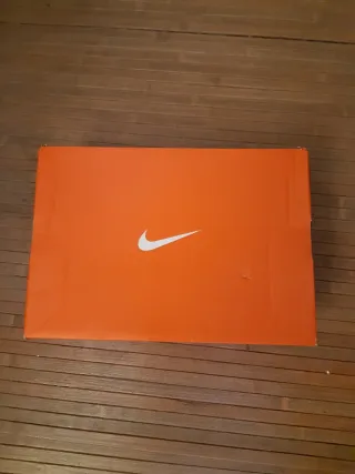NIKE. CAJA DE ZAPATILLAS DEPORTIVAS