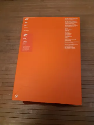 NIKE. CAJA DE ZAPATILLAS DEPORTIVAS