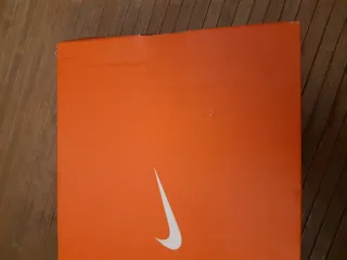 NIKE. CAJA DE ZAPATILLAS DEPORTIVAS