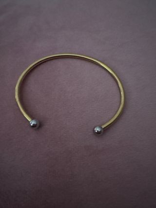 Pulsera dorada con bolas plateadas