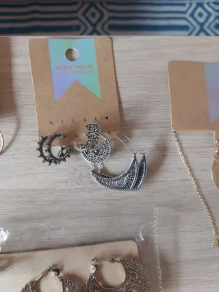 Lote Collares y Pendientes Dorados y Plateados