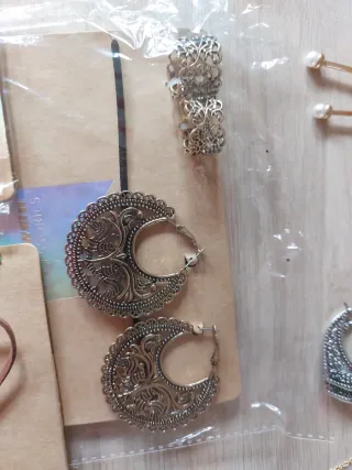 Lote Collares y Pendientes Dorados y Plateados