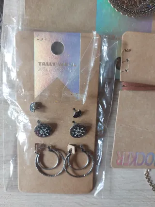 Lote Collares y Pendientes Dorados y Plateados