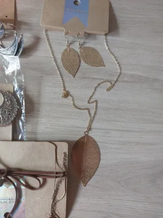 Lote Collares y Pendientes Dorados y Plateados