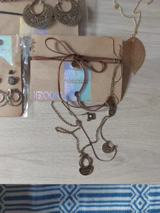 Lote Collares y Pendientes Dorados y Plateados