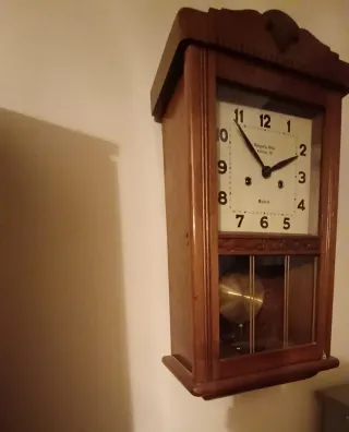 Reloj de pared antiguo de cuerda con péndulo