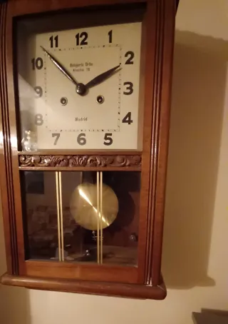 Reloj de pared antiguo de cuerda con péndulo