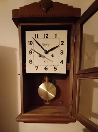 Reloj de pared antiguo de cuerda con péndulo