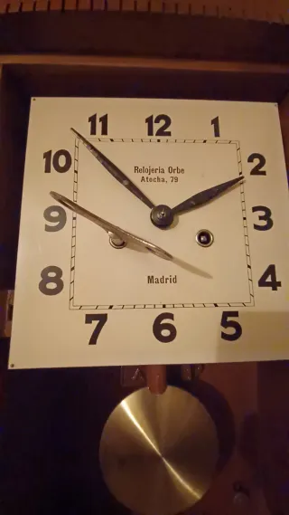 Reloj de pared antiguo de cuerda con péndulo