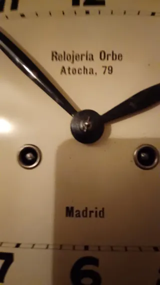 Reloj de pared antiguo de cuerda con péndulo