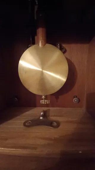 Reloj de pared antiguo de cuerda con péndulo