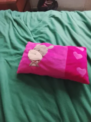 Cojín infantil de peluche rosa con hipopótamo