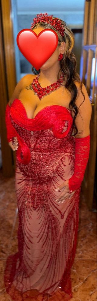 Vestido de fiesta rojo con accesorios