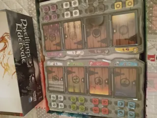 Dwellings of Eldervale gioco da tavolo in Inglese.