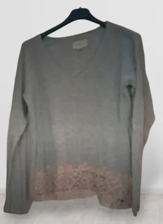 Jersey Gris Cuello Pico Encaje Beige