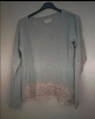 Jersey Gris Cuello Pico Encaje Beige