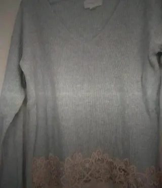 Jersey Gris Cuello Pico Encaje Beige